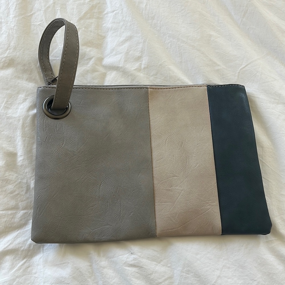 OVERSIZED CLUTCH
